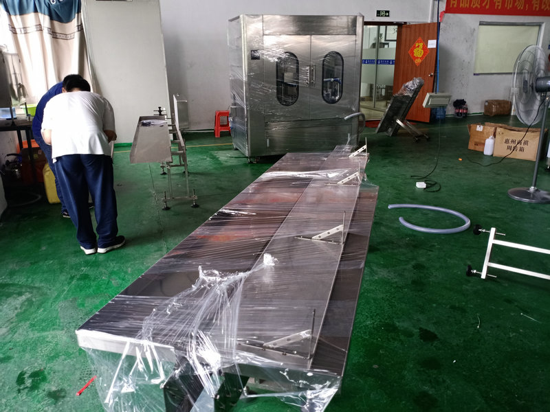 自動(dòng)液體灌裝機(jī)與市場同步走，滿足快捷式出產(chǎn)